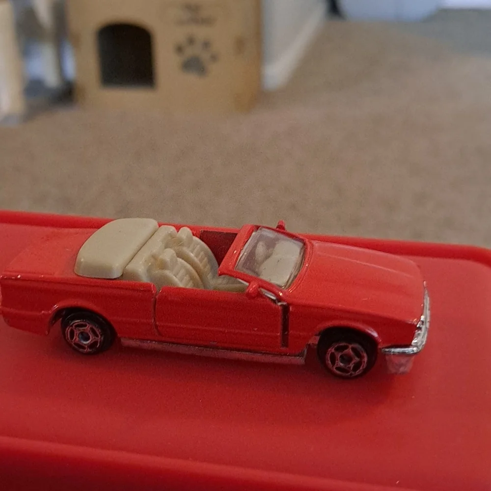 Vintage Candy 🍎 Apple Red Ford Convertible Mustang. - Picture 4 of 5